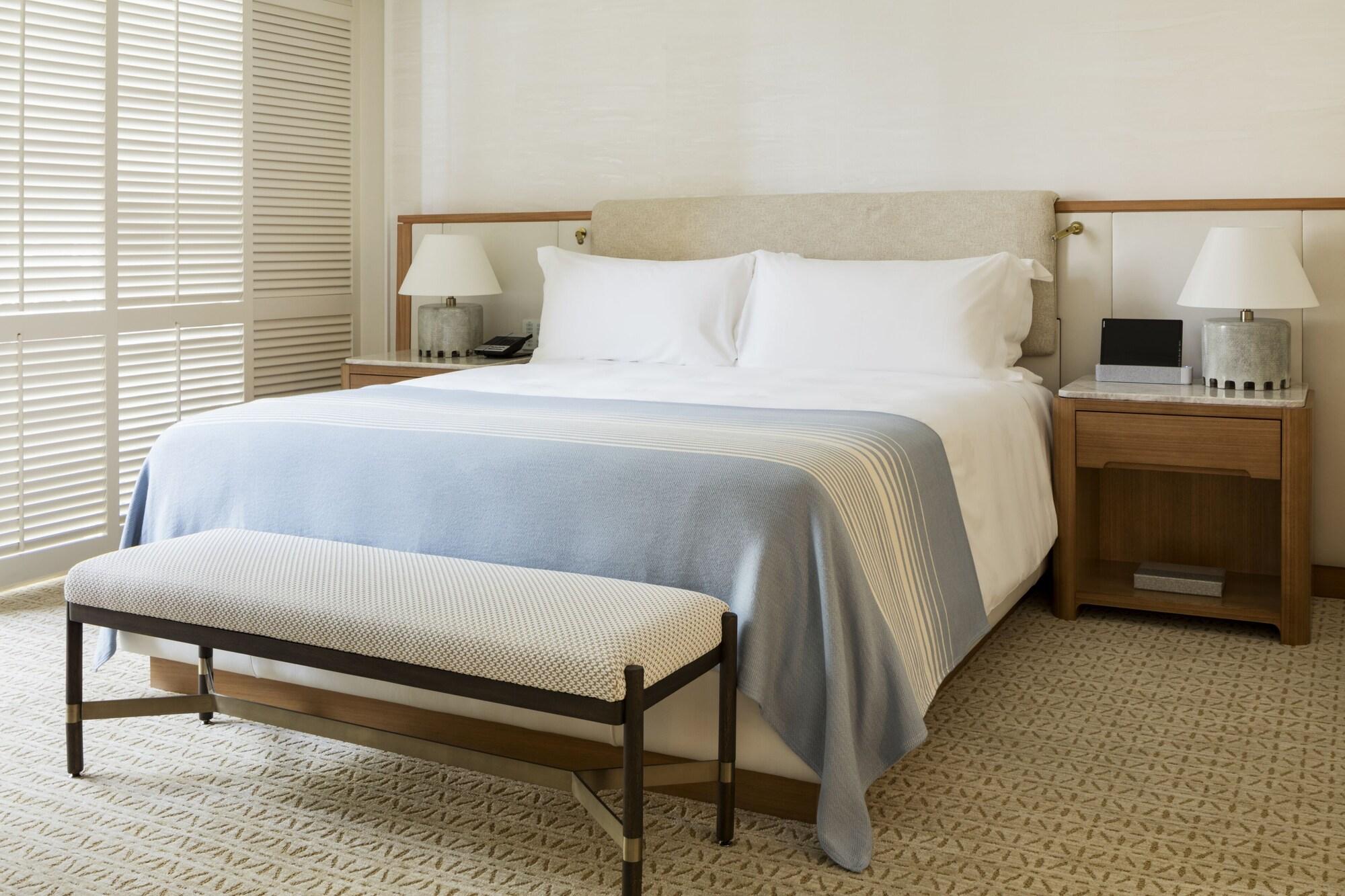 Halekulani - No Resort Fee Honolulu Exterior foto A bed with a bed frame