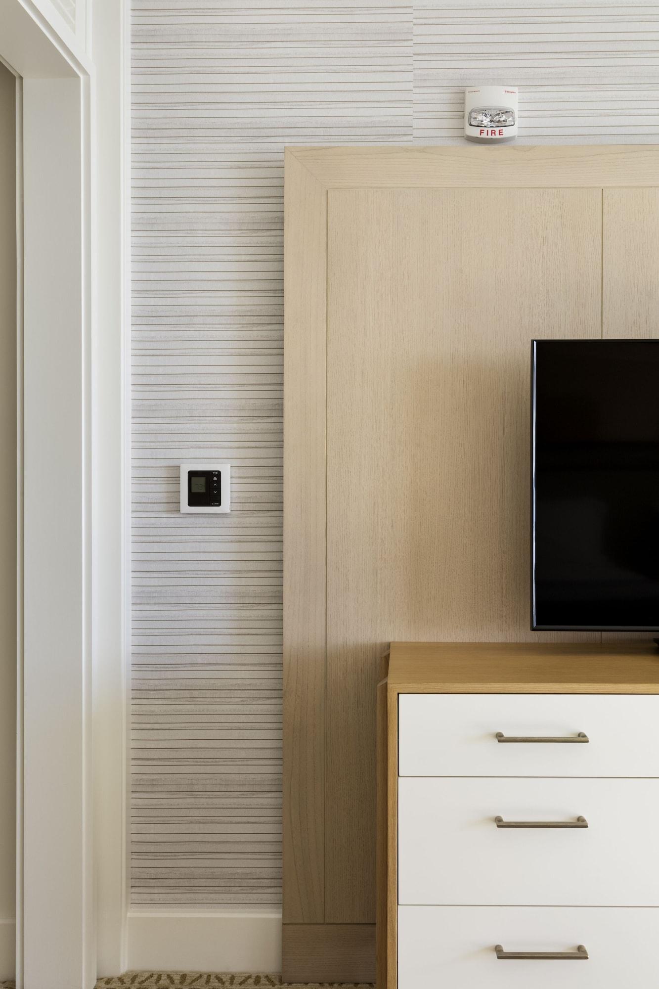 Halekulani - No Resort Fee Honolulu Exterior foto A Nest Learning Thermostat installed on a wall