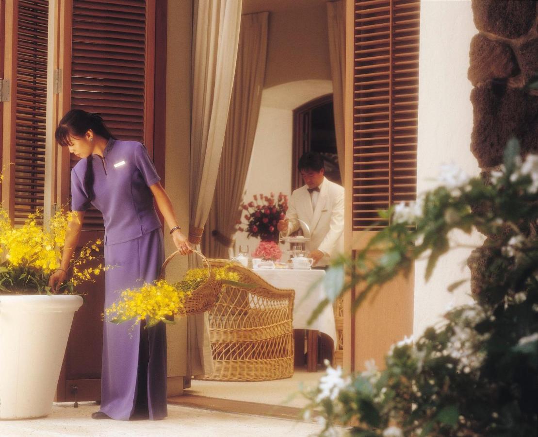 Halekulani - No Resort Fee Honolulu Exterior foto A Thai hotel staff